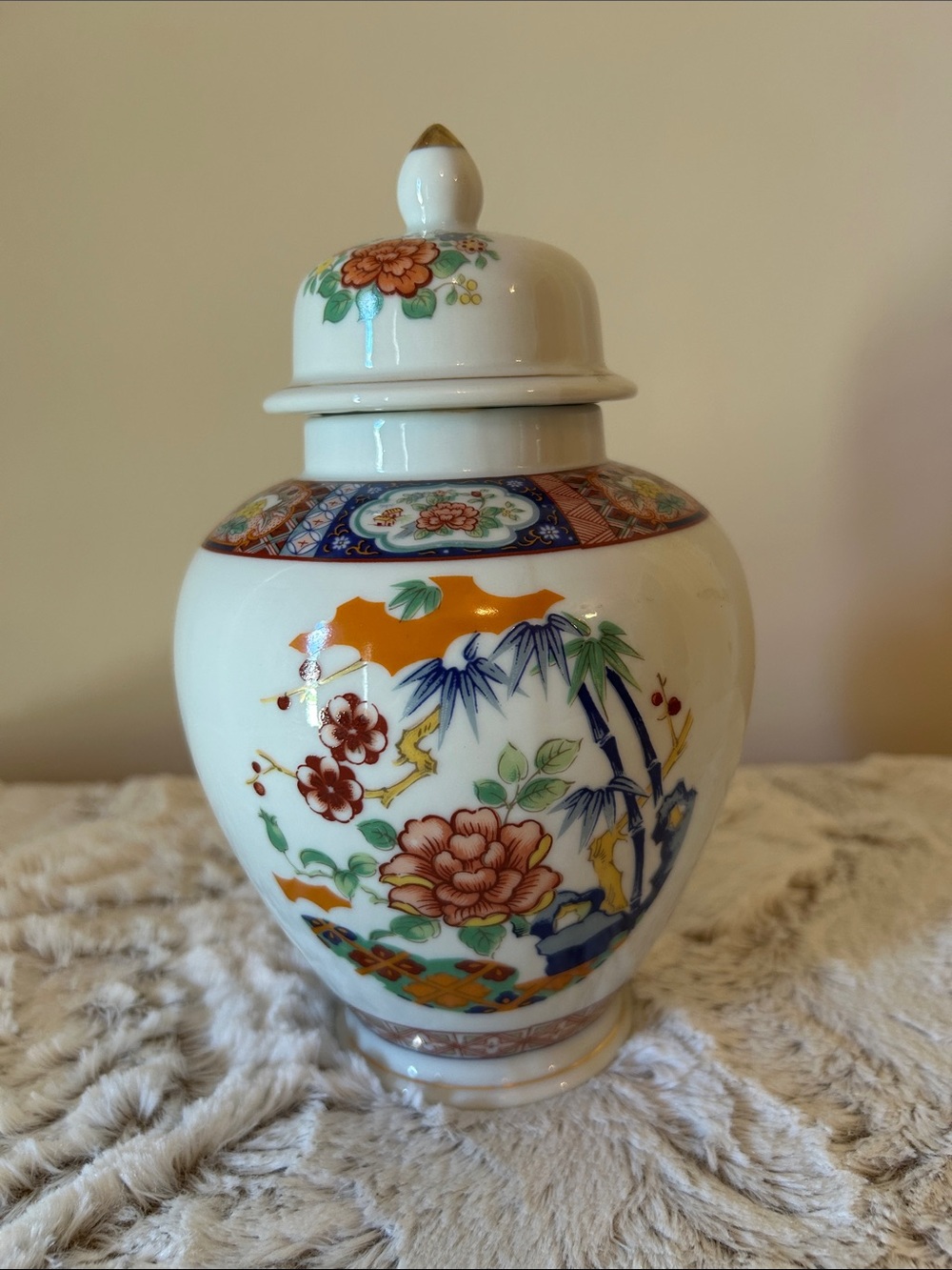 Vintage Japanese Imari Porcelain Ginger Jar with Floral Pattern